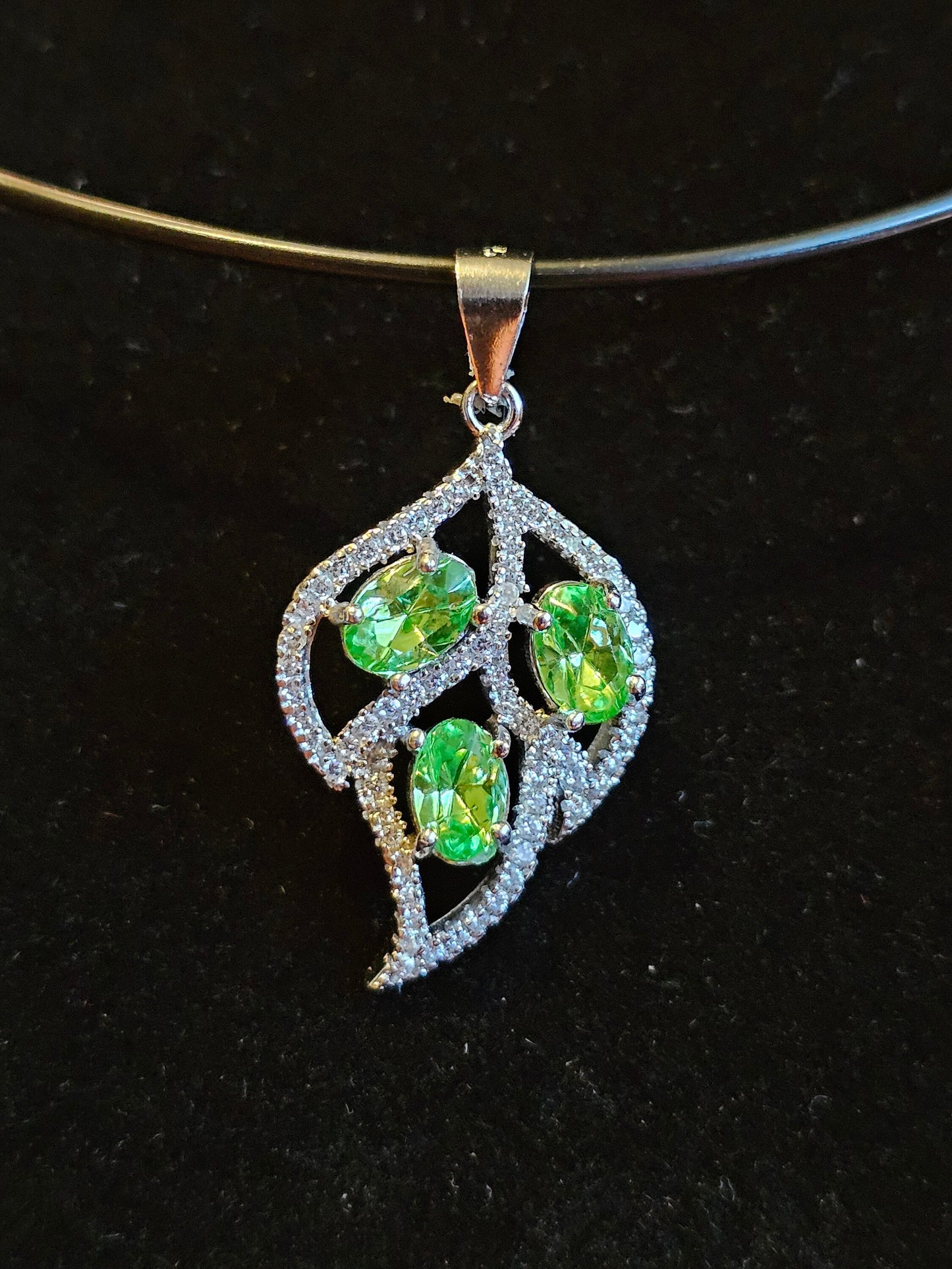 Pendentif en verre d'uranium neuf en argent sterling avec trois pierres en verre d'uranium vintage de taille ovale de 6 x 4 mm qui brillent sous la lumière noire / UV