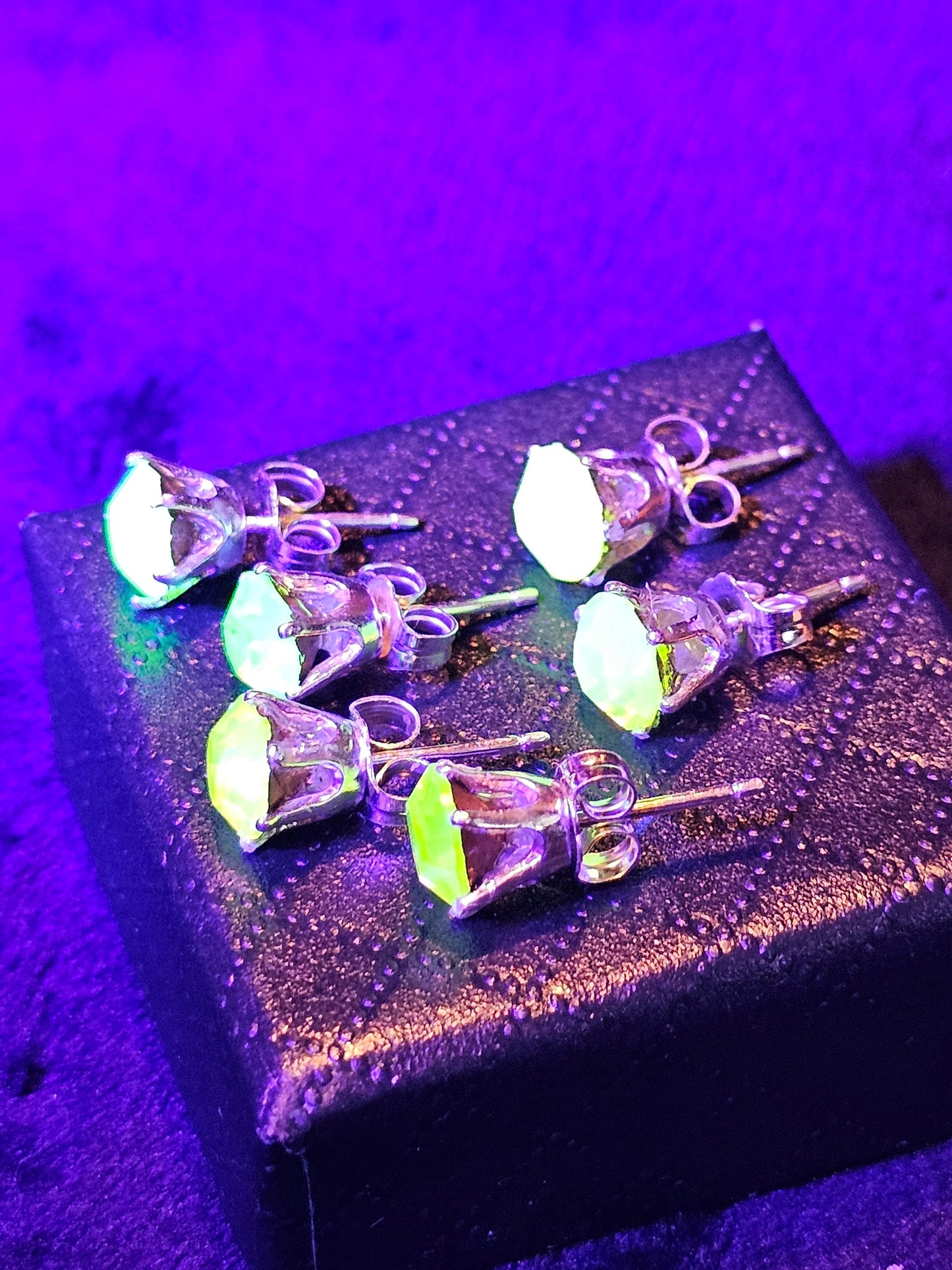 Boucles d'oreilles en verre d'uranium en argent sterling avec de grosses pierres en verre d'uranium vintage, vert jaune ou le rose rare brille sous la lumière noire/UV
