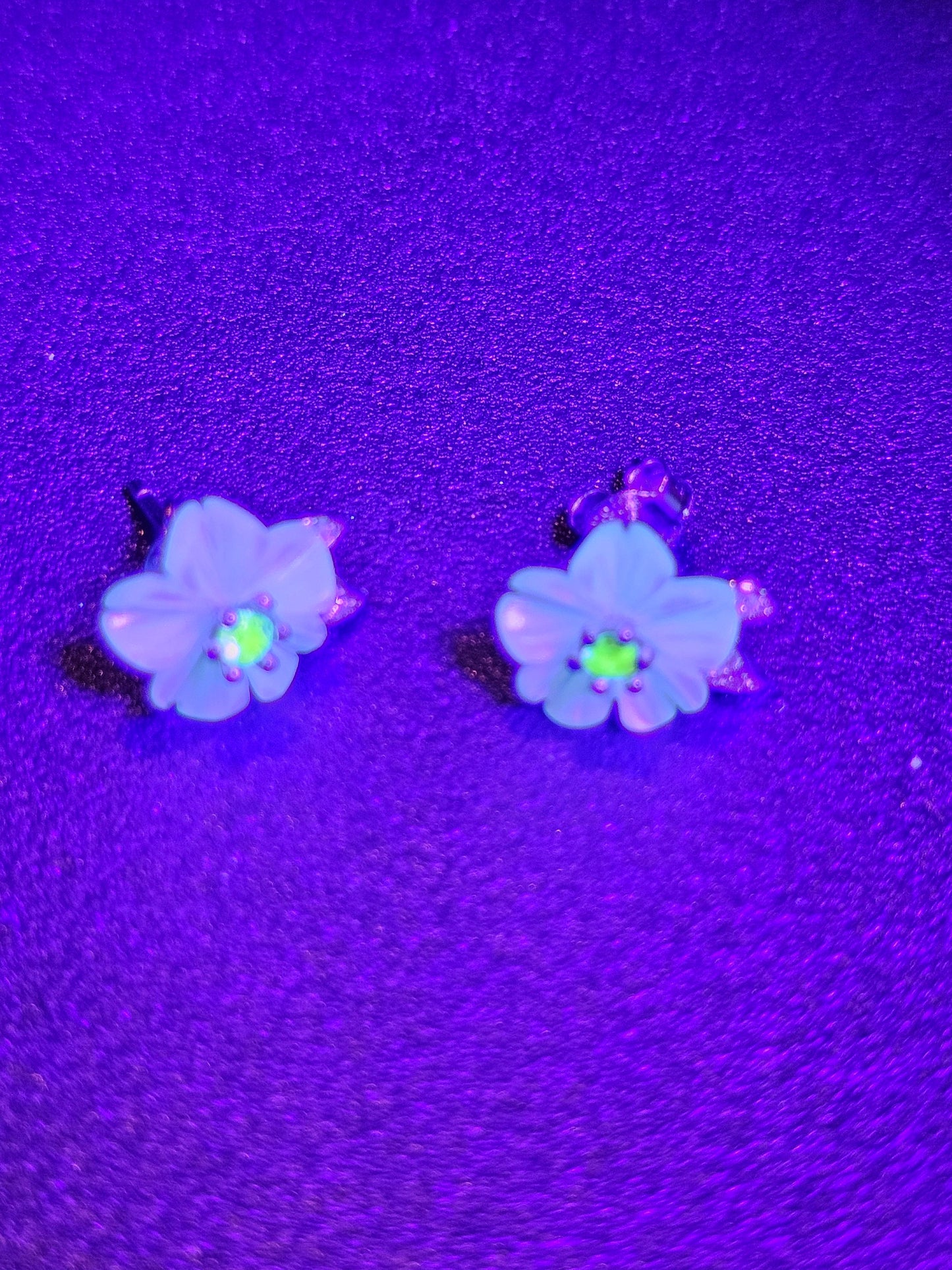 Boucles d'oreilles en verre d'uranium en argent sterling, motif floral avec pierres en verre d'uranium rose vintage, brille sous la lumière noire/UV
