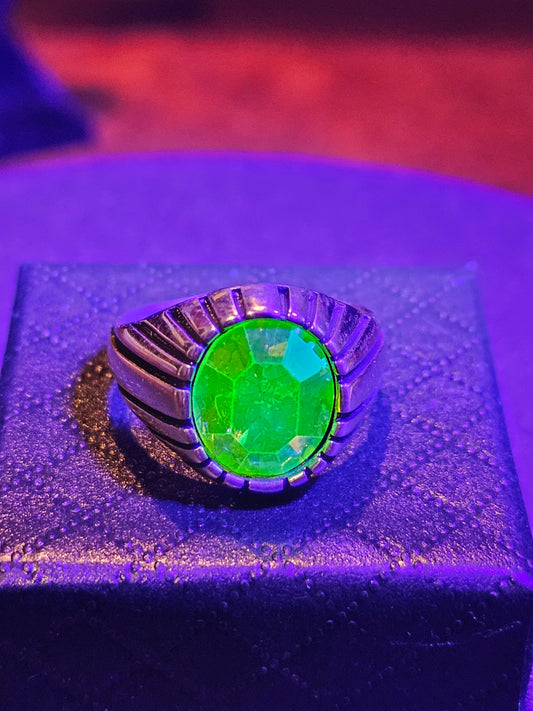 Bague pour homme en verre d'uranium taille 9 ou 10 en argent sterling neuf avec des pierres en verre d'uranium de taille ovale vintage qui brillent sous la lumière noire / UV