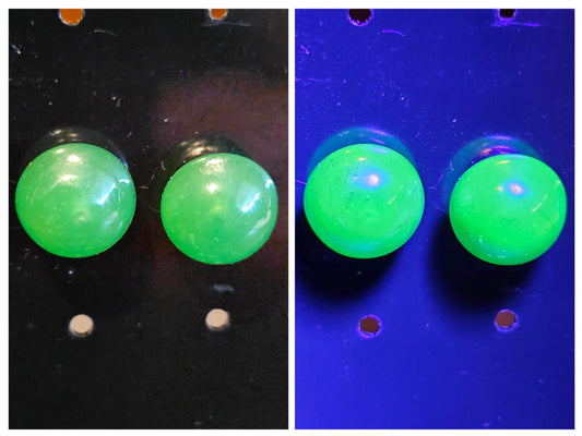 Boucles d'oreilles en verre d'uranium en argent sterling neuf avec pierres en verre d'uranium vert foncé vintage de 9 mm à taille ronde, qui brillent sous la lumière noire/UV