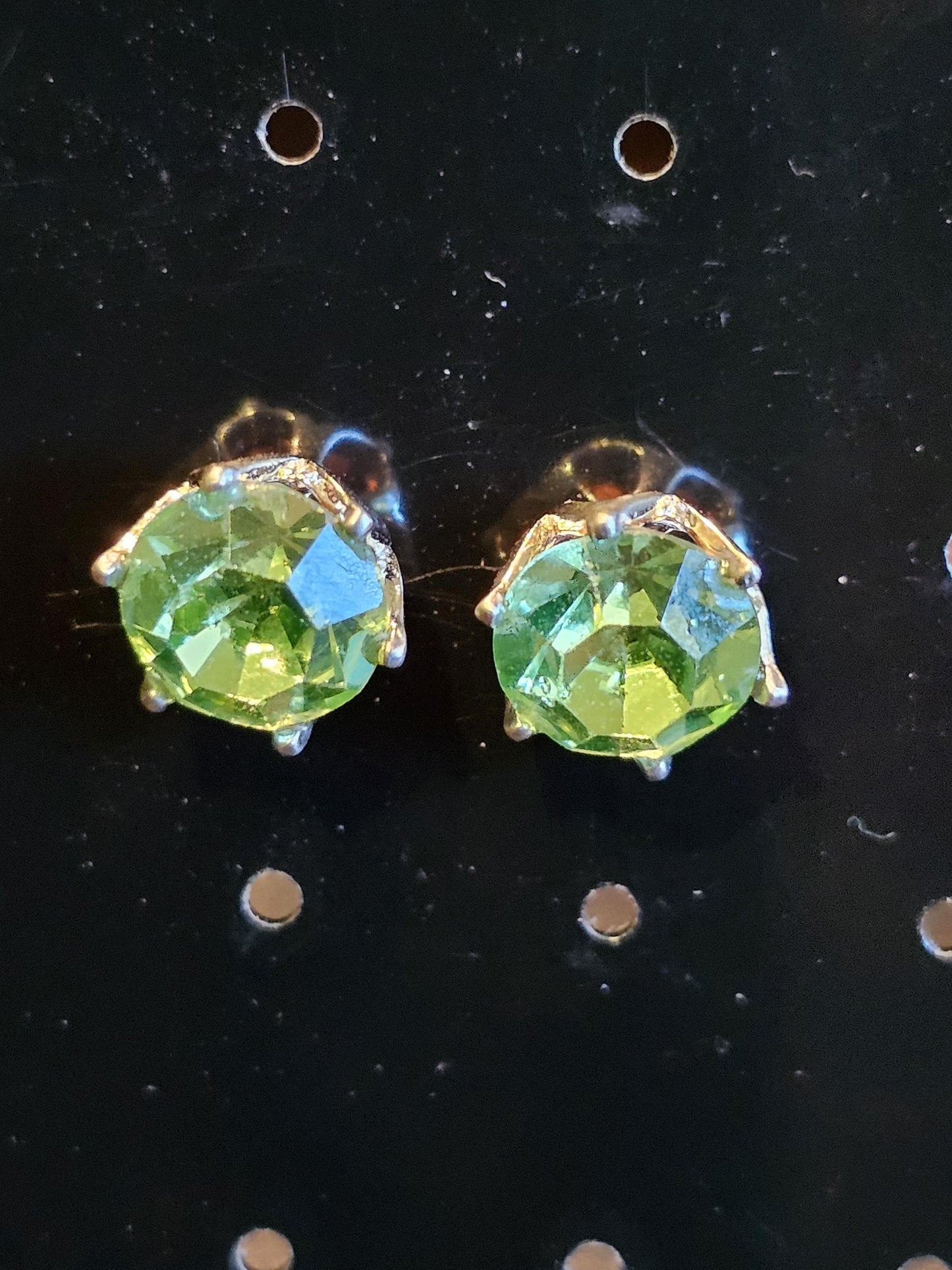 Boucles d'oreilles en verre d'uranium en argent sterling de style Lotus avec pierres en verre d'uranium vintage de 8 mm à taille ronde, qui brillent sous la lumière noire/UV