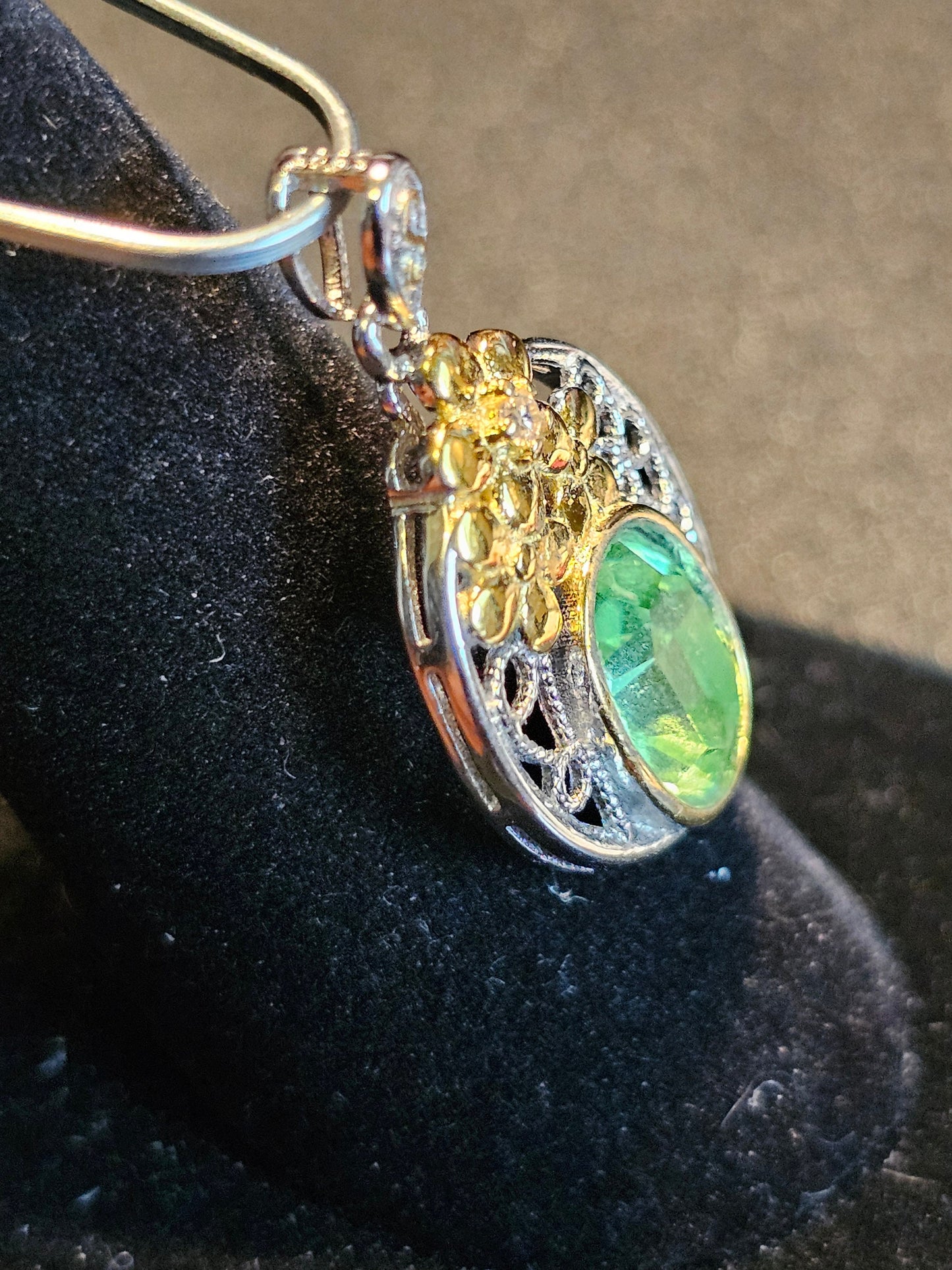 Pendentif en verre d'uranium en argent sterling neuf avec une pierre de verre d'uranium taille ovale vintage de 10 x 8 mm qui brille sous la lumière noire / UV