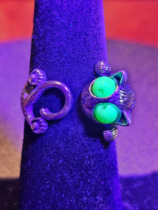 Bague chat en verre d'uranium Taille réglable en argent sterling neuf avec des perles de verre d'uranium vintage comme yeux qui brillent sous la lumière noire / UV