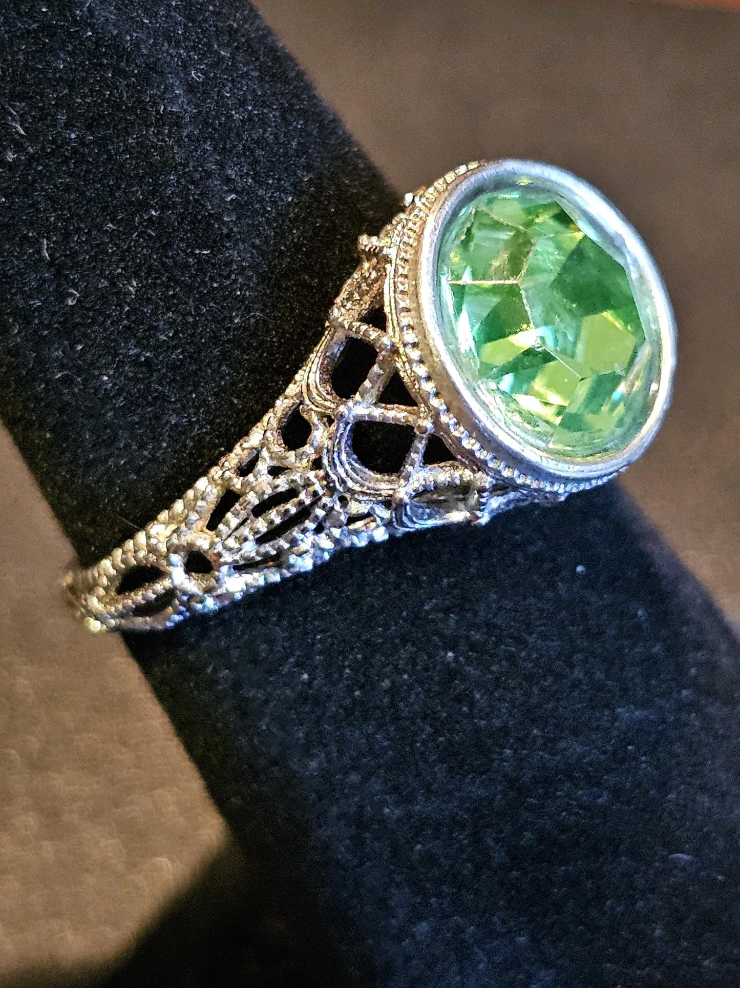 Bague en verre d'uranium taille ronde taille 6,5 style filigrane en argent sterling neuf avec pierre de verre d'uranium de 9 mm qui brille sous la lumière noire / UV