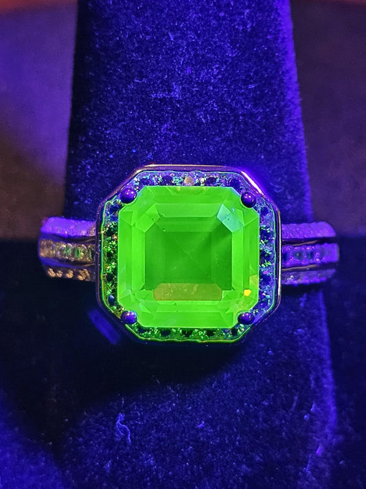 Bague en verre d'uranium taille Asscher taille 7,5 / 9,5 neuve en argent sterling grande pierre carrée vintage en verre d'uranium qui brille sous la lumière noire / UV