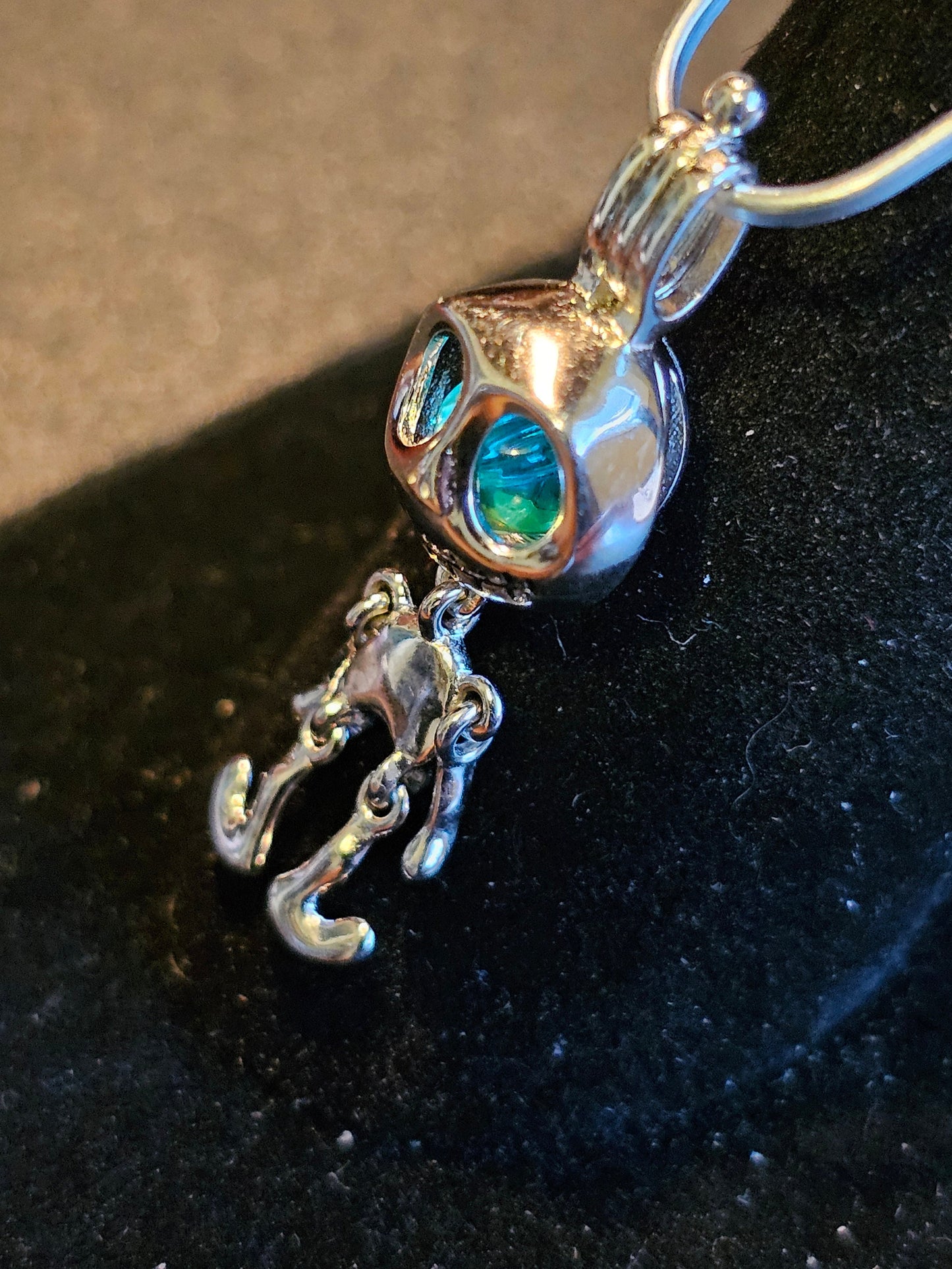 Pendentif en verre d'uranium, nouveau pendentif en argent sterling avec une perle de verre d'uranium de taille ronde vintage qui brille sous la lumière noire / UV