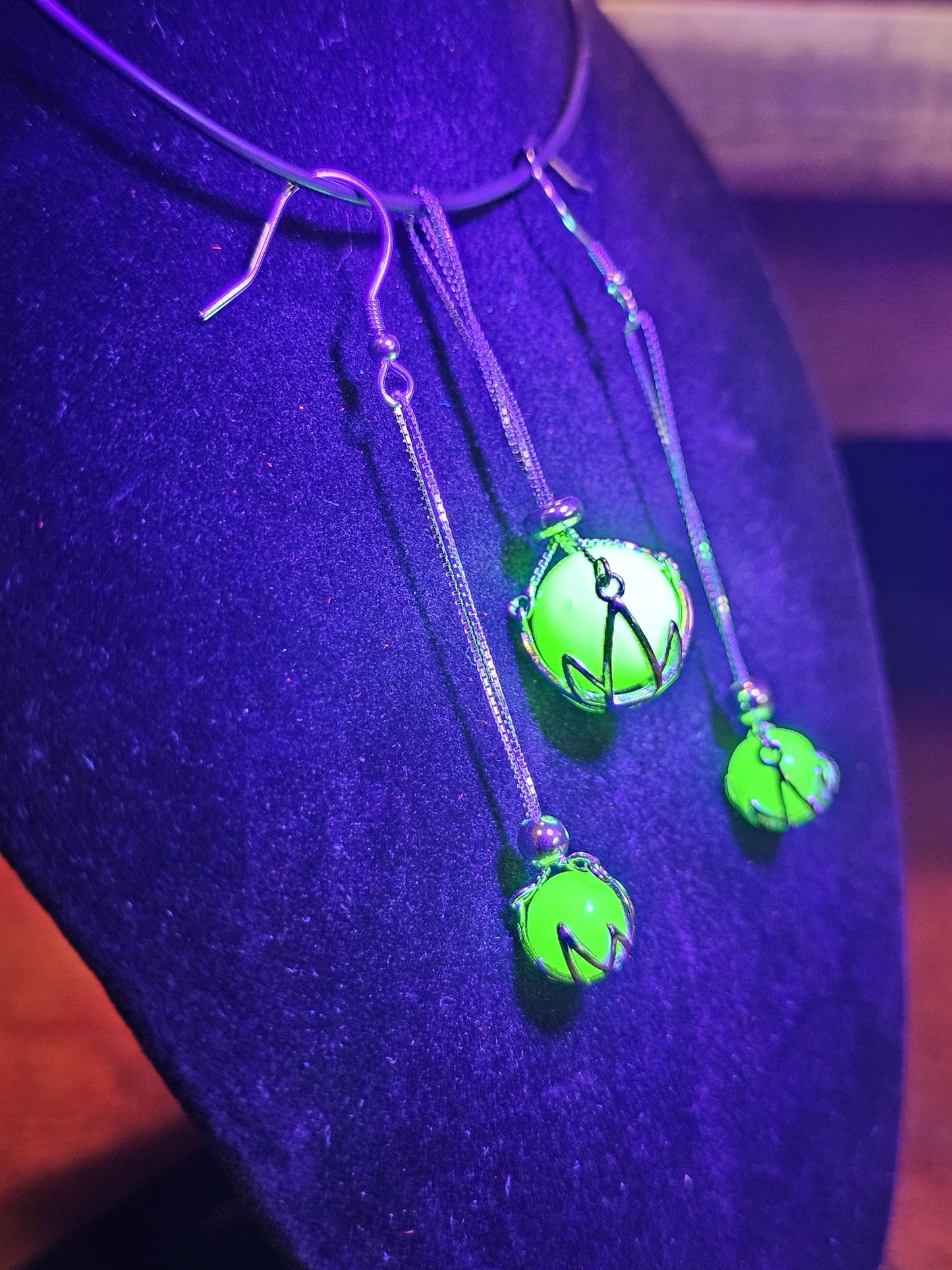 Pendentif et boucles d'oreilles en verre d'uranium dans un nouveau style de pendentif en argent sterling avec des perles de verre d'uranium vintage qui brillent sous la lumière noire / UV