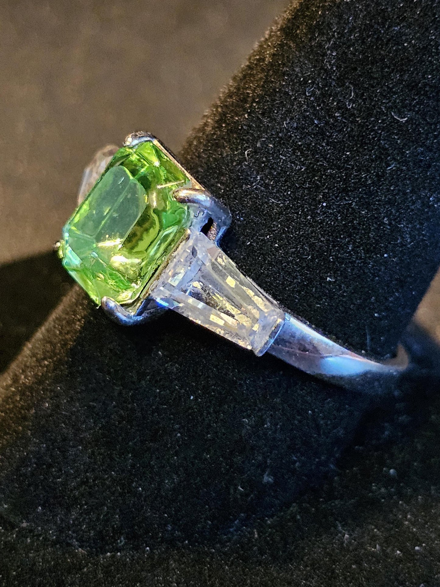 Ring aus Uranglas im Smaragdschliff, Größe 7 und 10,5, neues Sterlingsilber mit Vintage-Uranglassteinen, die unter Schwarzlicht/UV-Licht leuchten.