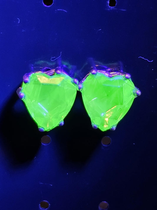 Boucles d'oreilles en verre d'uranium, en argent sterling neuf avec de grandes pierres en verre d'uranium taille cœur vintage de 10 x 9 mm, qui brillent sous la lumière noire/UV