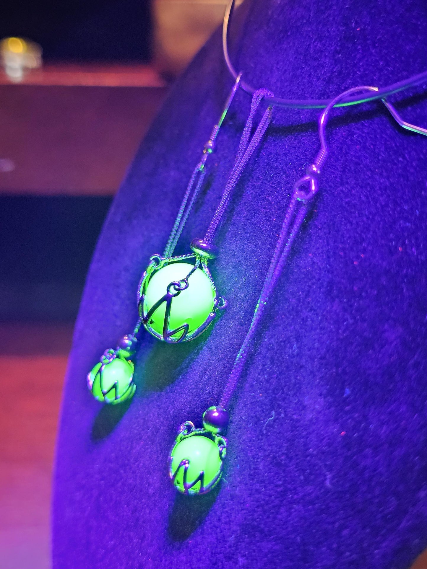 Pendentif et boucles d'oreilles en verre d'uranium dans un nouveau style de pendentif en argent sterling avec des perles de verre d'uranium vintage qui brillent sous la lumière noire / UV