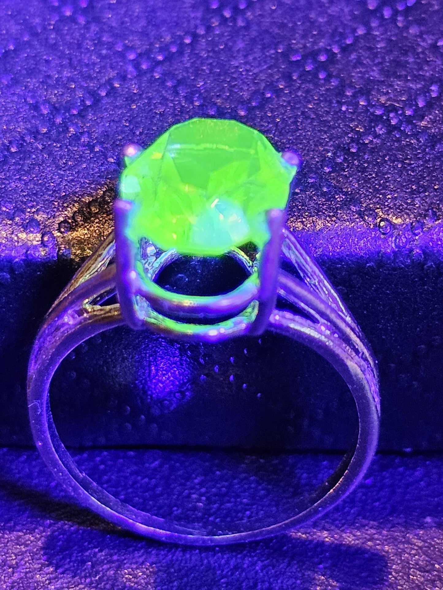 Bague en verre d'uranium taille ovale taille 5,5 à tige fendue en argent sterling neuf avec une pierre en verre d'uranium de 10 x 8 mm qui brille sous la lumière noire / UV