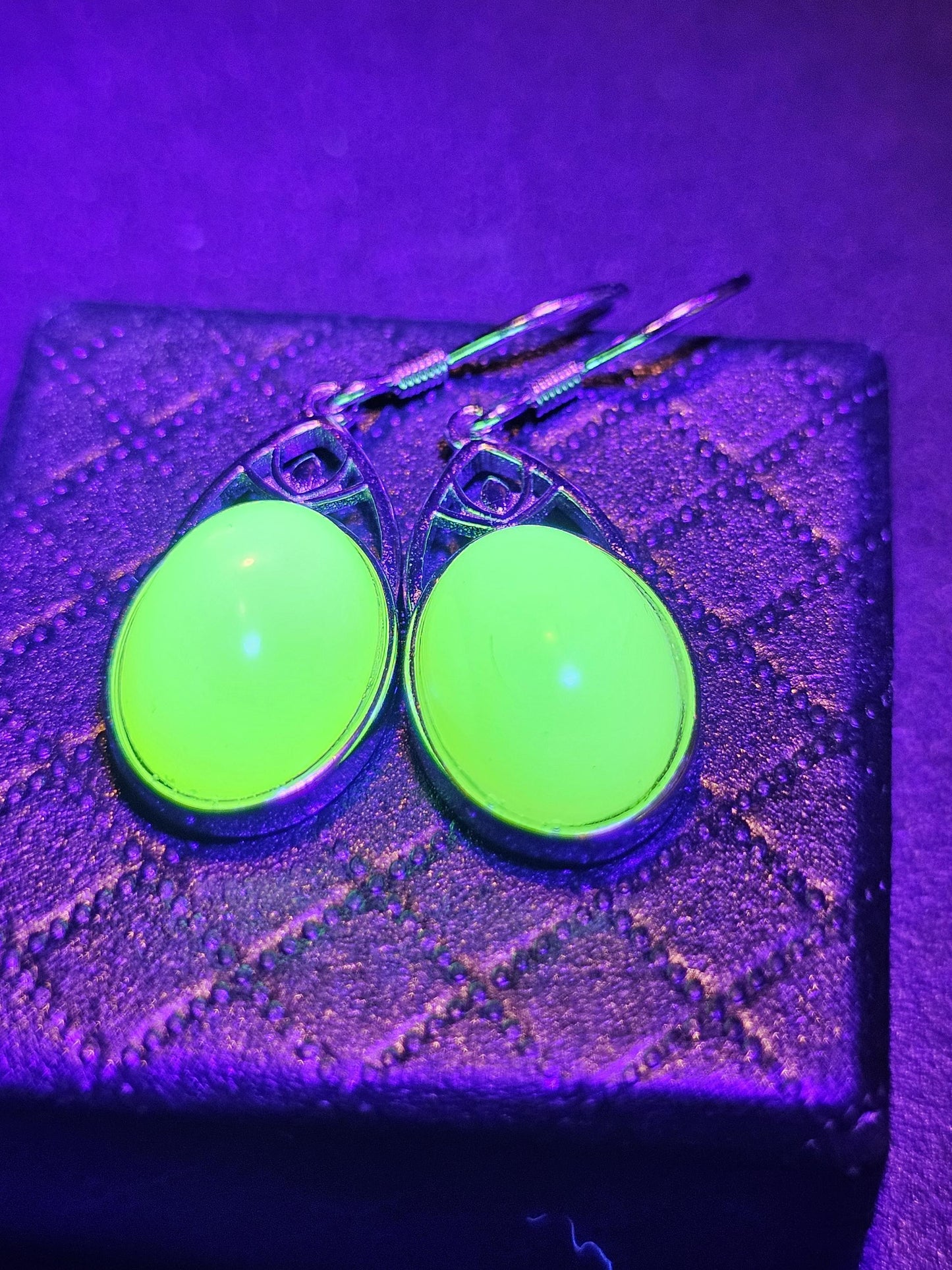 Boucles d'oreilles en verre d'uranium en argent sterling neuf avec pierres en verre d'uranium taille ovale vintage qui brillent sous la lumière noire/UV