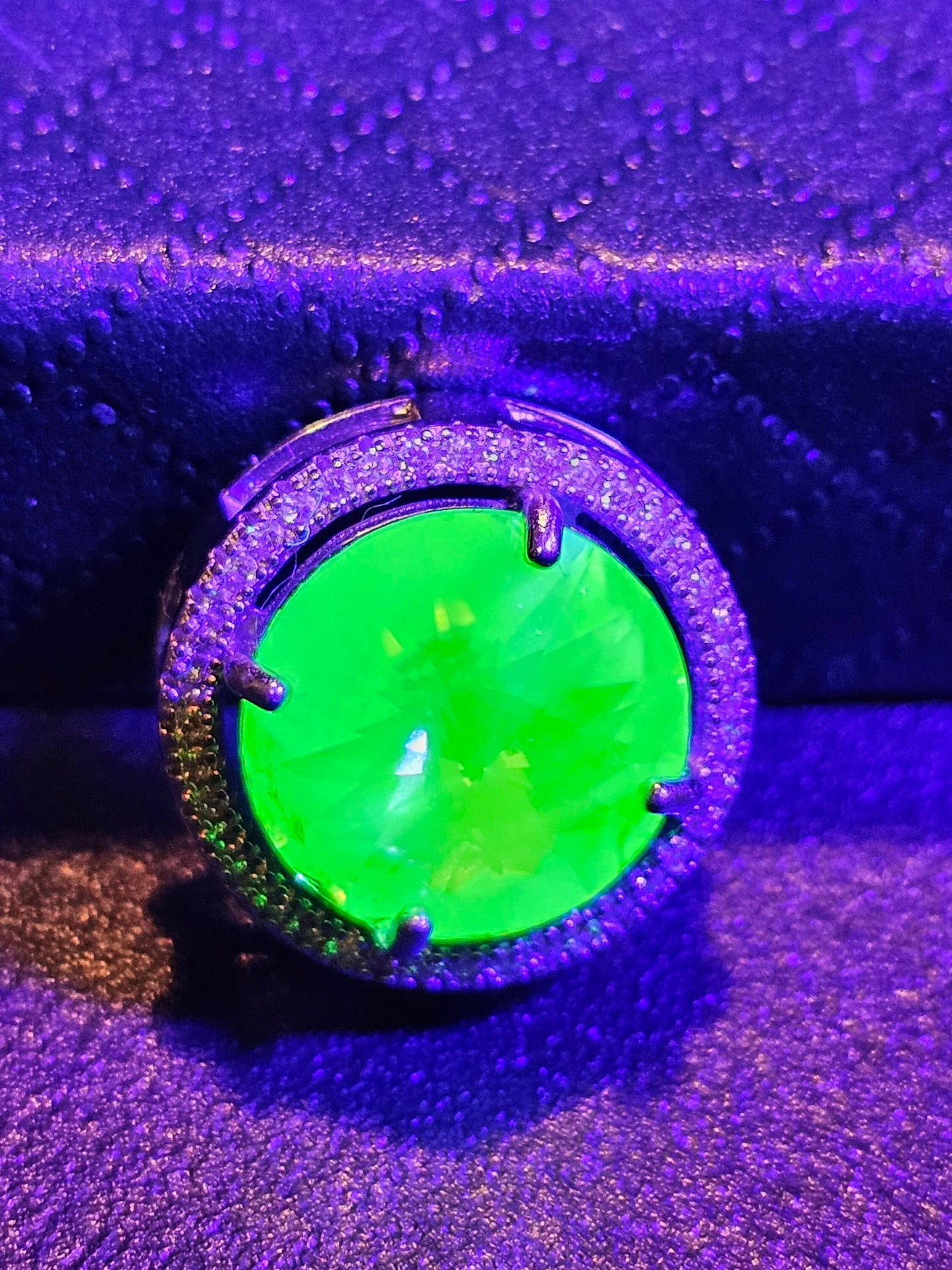 Pendentif en verre d'uranium en argent sterling neuf avec une pierre de verre d'uranium taille ronde vintage de 12 mm qui brille sous la lumière noire / UV