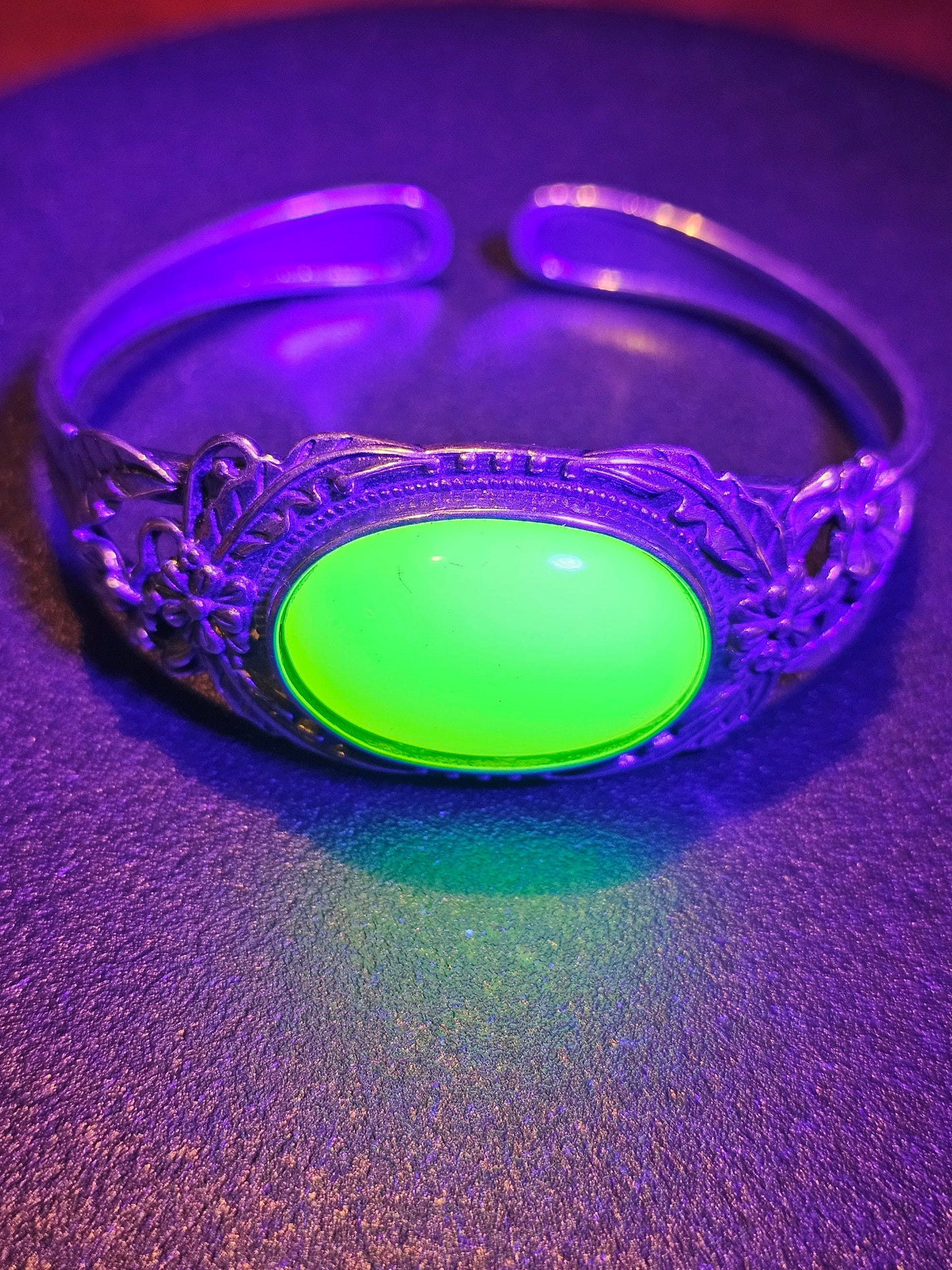 Bracelets en verre d'uranium neufs en argent sterling avec pierres ovales en verre d'uranium vintage de 25 x 18 mm qui brillent sous la lumière noire / UV