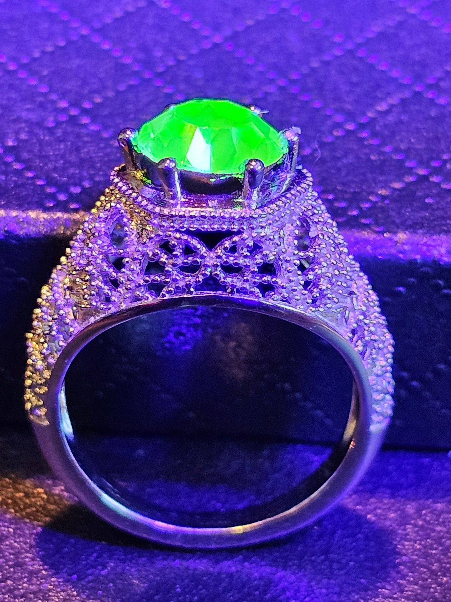 Bague en verre d'uranium taille ronde filigrane taille 7 en argent sterling neuf avec pierre de verre d'uranium de 8 mm qui brille sous la lumière noire / UV