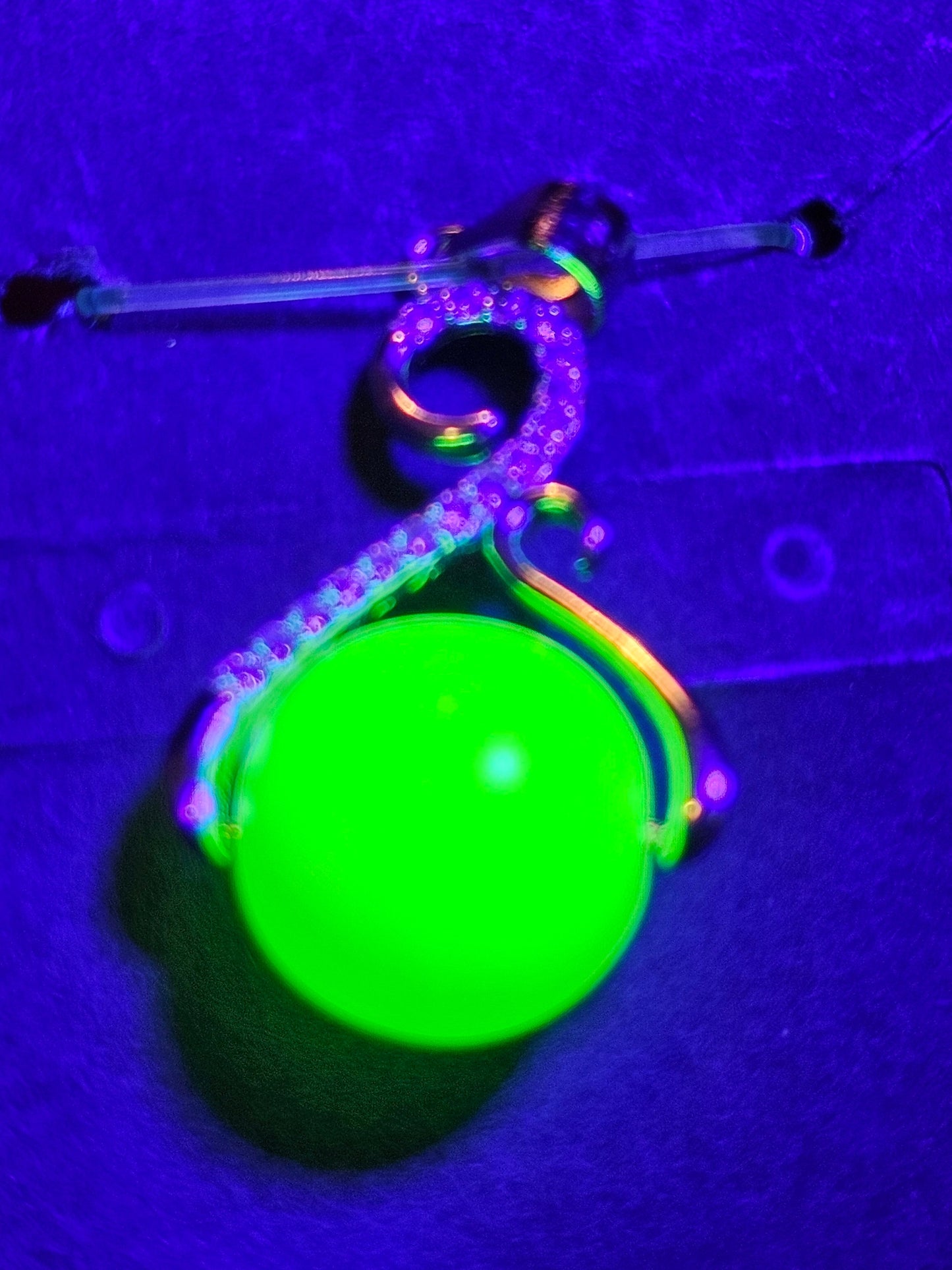 Pendentif en verre d'uranium en argent sterling neuf avec une perle ronde en verre d'uranium vintage de 12 mm qui brille sous la lumière noire / UV