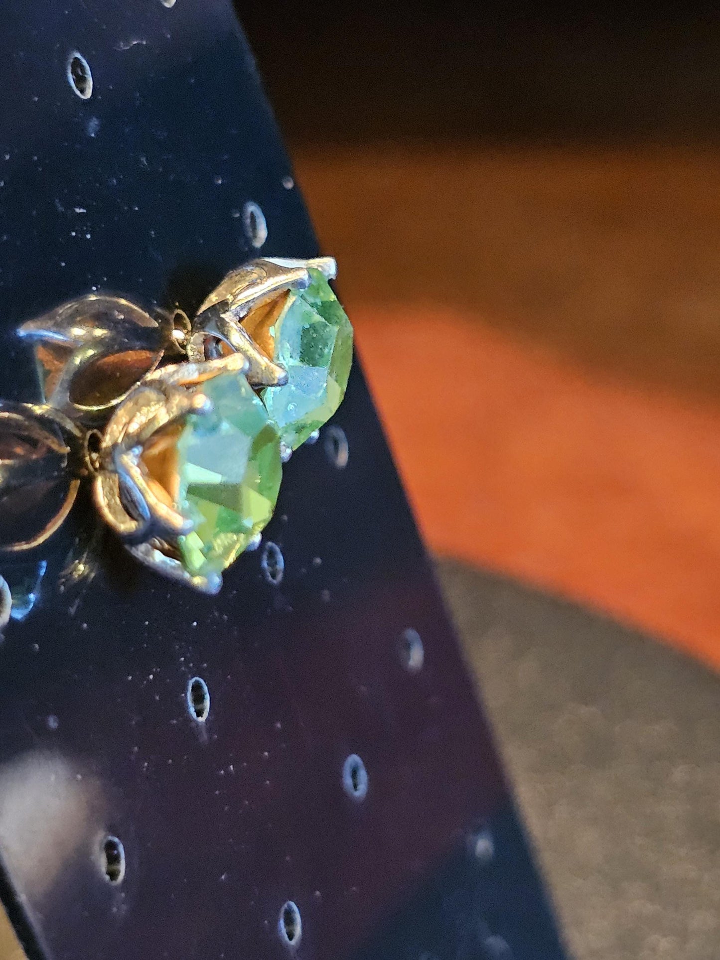 Boucles d'oreilles en verre d'uranium en argent sterling de style Lotus avec pierres en verre d'uranium vintage de 8 mm à taille ronde, qui brillent sous la lumière noire/UV