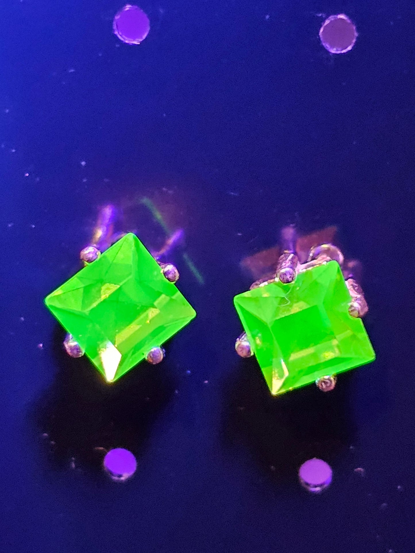 Boucles d'oreilles en verre d'uranium en argent sterling neuf avec pierres en verre d'uranium taille princesse vintage, 6 mm, brille sous la lumière noire/UV