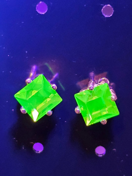Boucles d'oreilles en verre d'uranium en argent sterling neuf avec pierres en verre d'uranium taille princesse vintage, 6 mm, brille sous la lumière noire/UV
