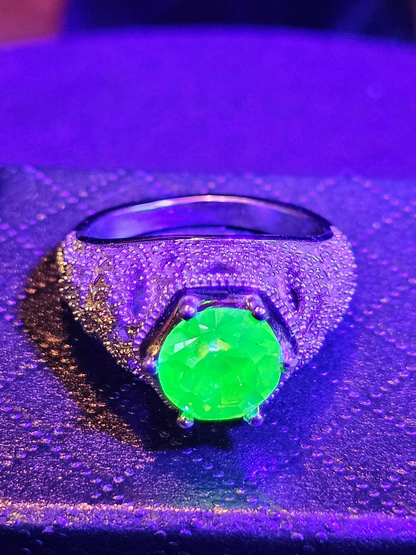 Bague en verre d'uranium taille ronde filigrane taille 7 en argent sterling neuf avec pierre de verre d'uranium de 8 mm qui brille sous la lumière noire / UV