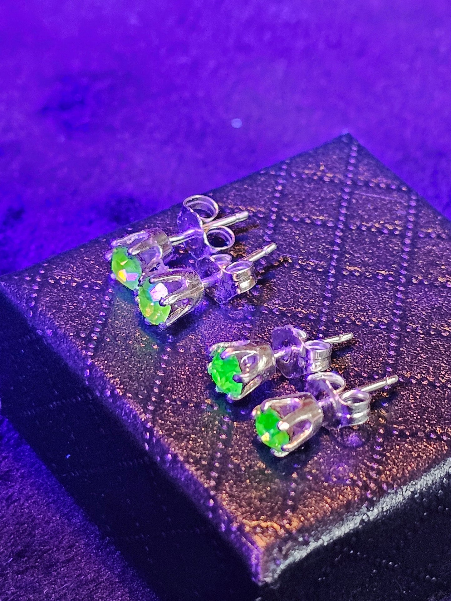 Boucles d'oreilles en verre d'uranium en argent sterling neuf avec des pierres en verre d'uranium vintage vert jaune ou rose rares, brillent sous la lumière noire/UV