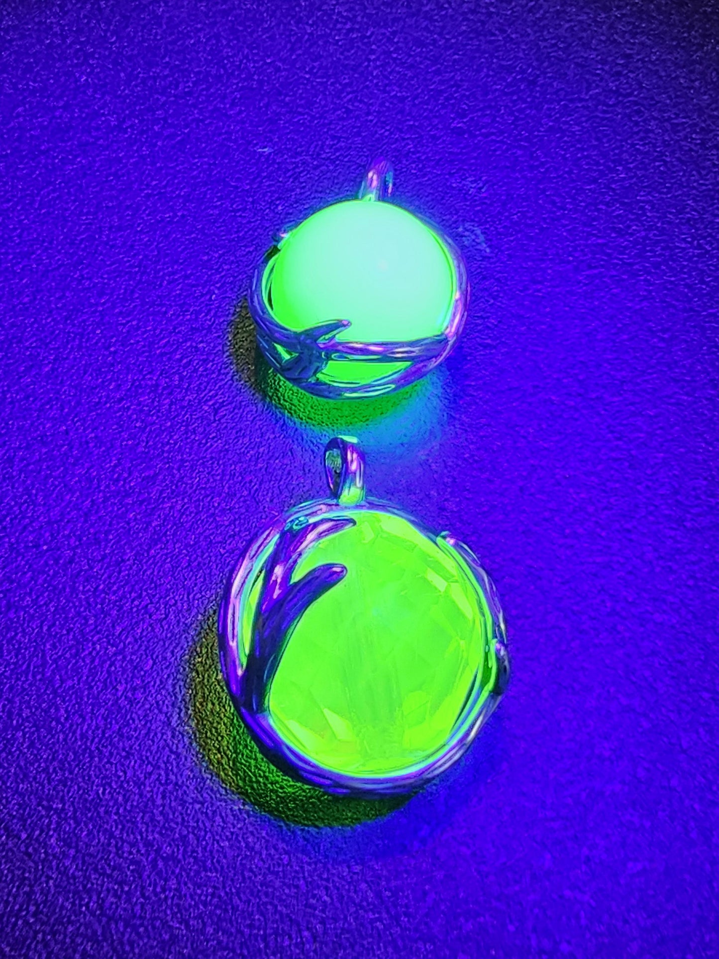 Pendentifs en verre d'uranium en argent sterling neuf avec des perles rondes en verre d'uranium vintage de 14 ou 16 mm qui brillent sous la lumière noire / UV