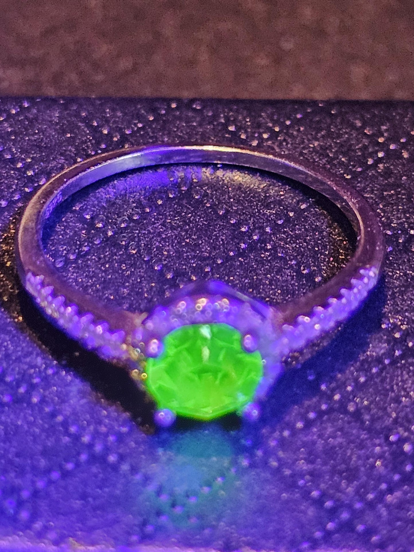 Bague en verre d'uranium taille ronde taille 5 à 10 LIRE LA DESCRIPTION nouvelle pierre de verre d'uranium vintage en argent sterling qui brille sous la lumière noire / UV