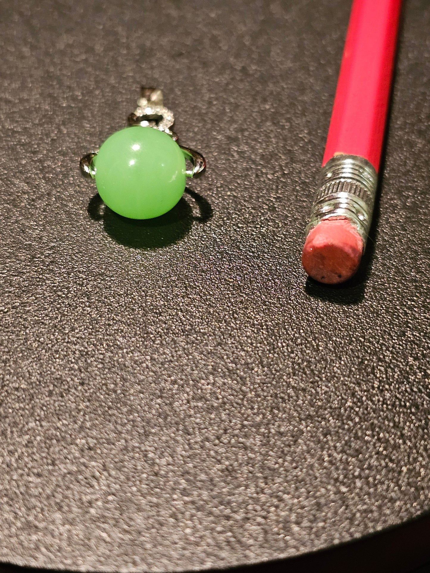 Pendentif en verre d'uranium en argent sterling neuf avec une perle ronde en verre d'uranium vintage de 12 mm qui brille sous la lumière noire / UV