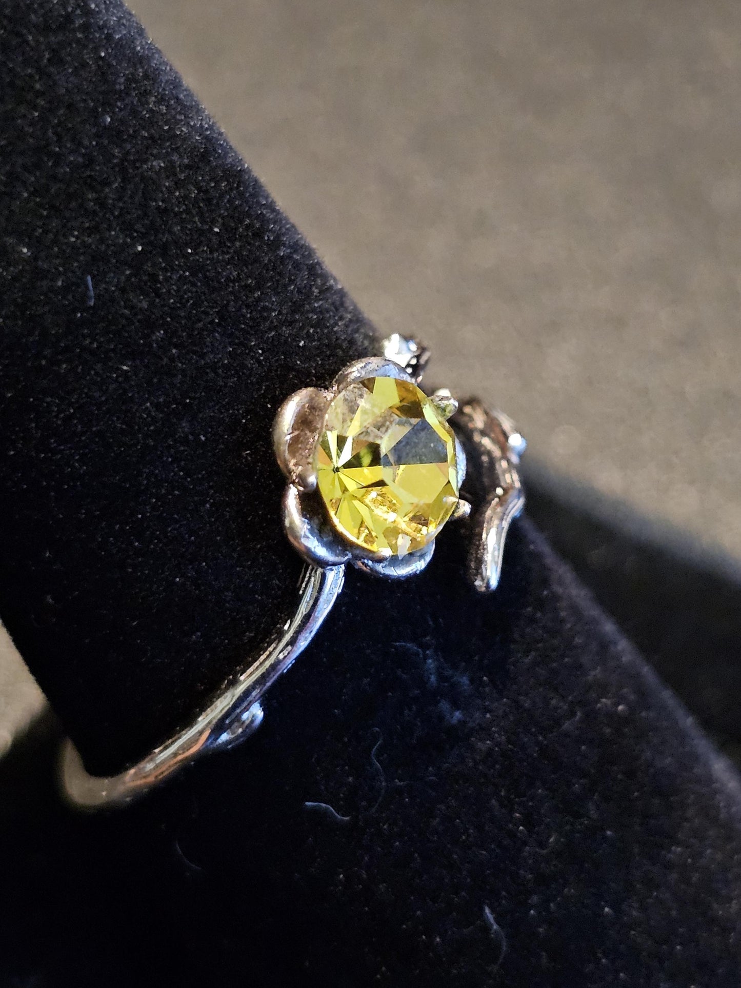 Bague en argent sterling ajustable en verre de cadmium de taille ronde avec pierre de verre de cadmium vintage de 6 mm qui brille sous la lumière noire / UV