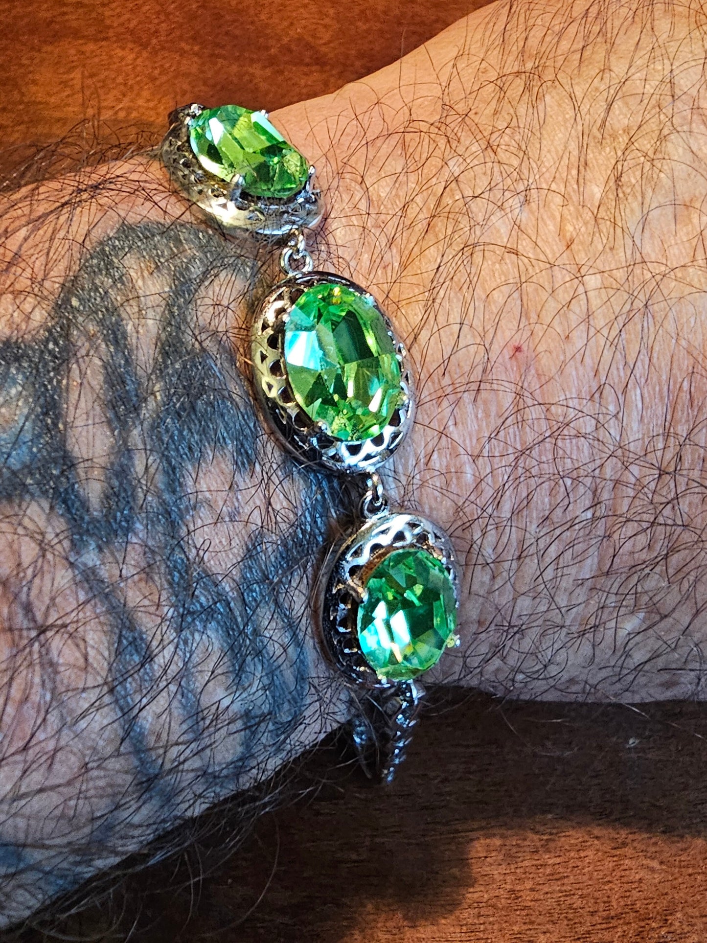 Bracelet en verre d'uranium neuf en argent sterling avec trois pierres ovales en verre d'uranium vintage de 14 x 10 mm qui brillent sous la lumière noire / UV