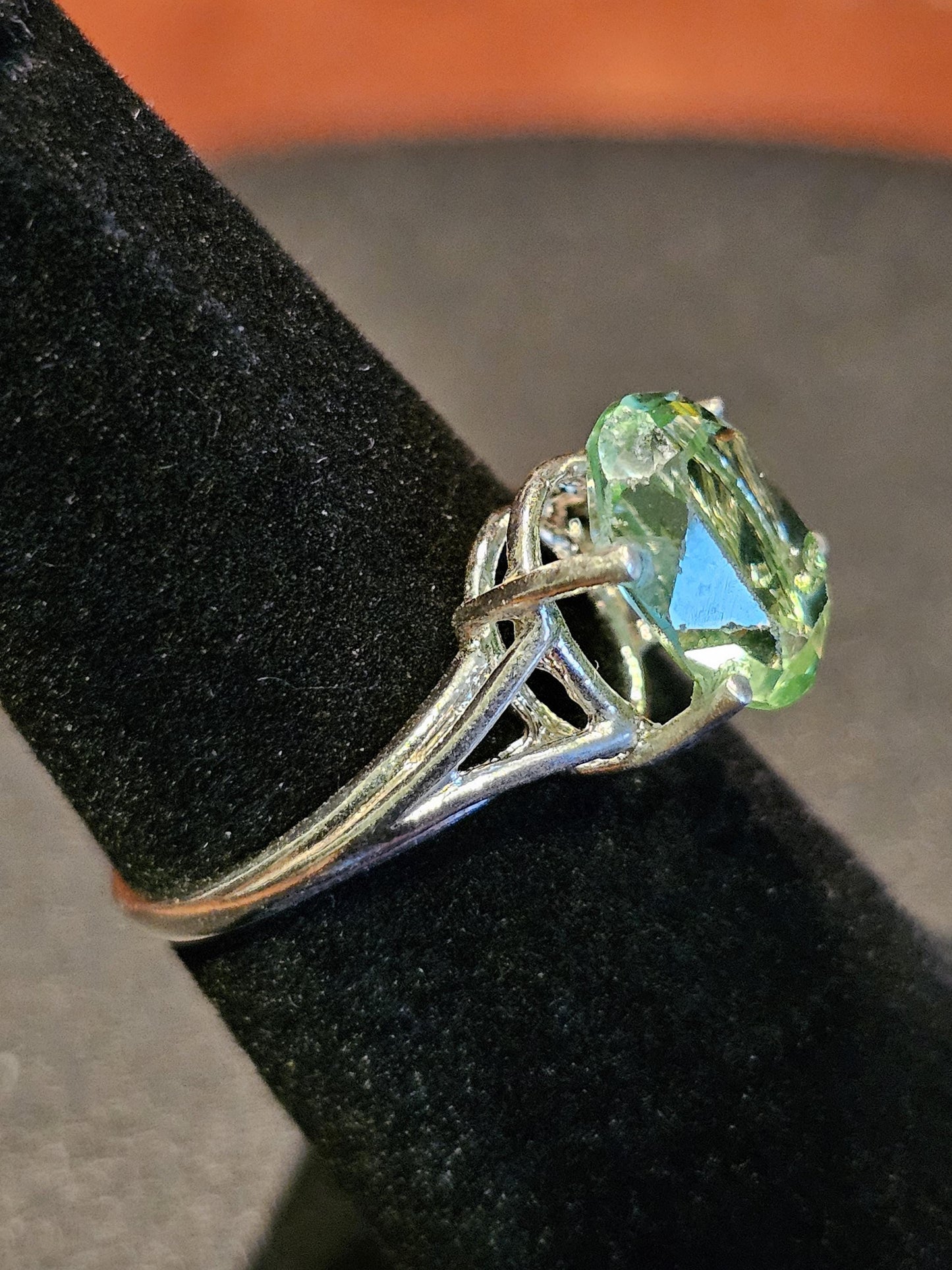 Bague en verre d'uranium taille ovale taille 5,5 à tige fendue en argent sterling neuf avec une pierre en verre d'uranium de 10 x 8 mm qui brille sous la lumière noire / UV