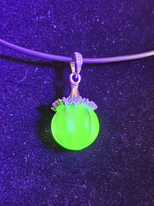 Pendentif en verre d'uranium en argent sterling neuf avec une perle ronde en verre d'uranium vintage de 12 mm qui brille sous la lumière noire / UV