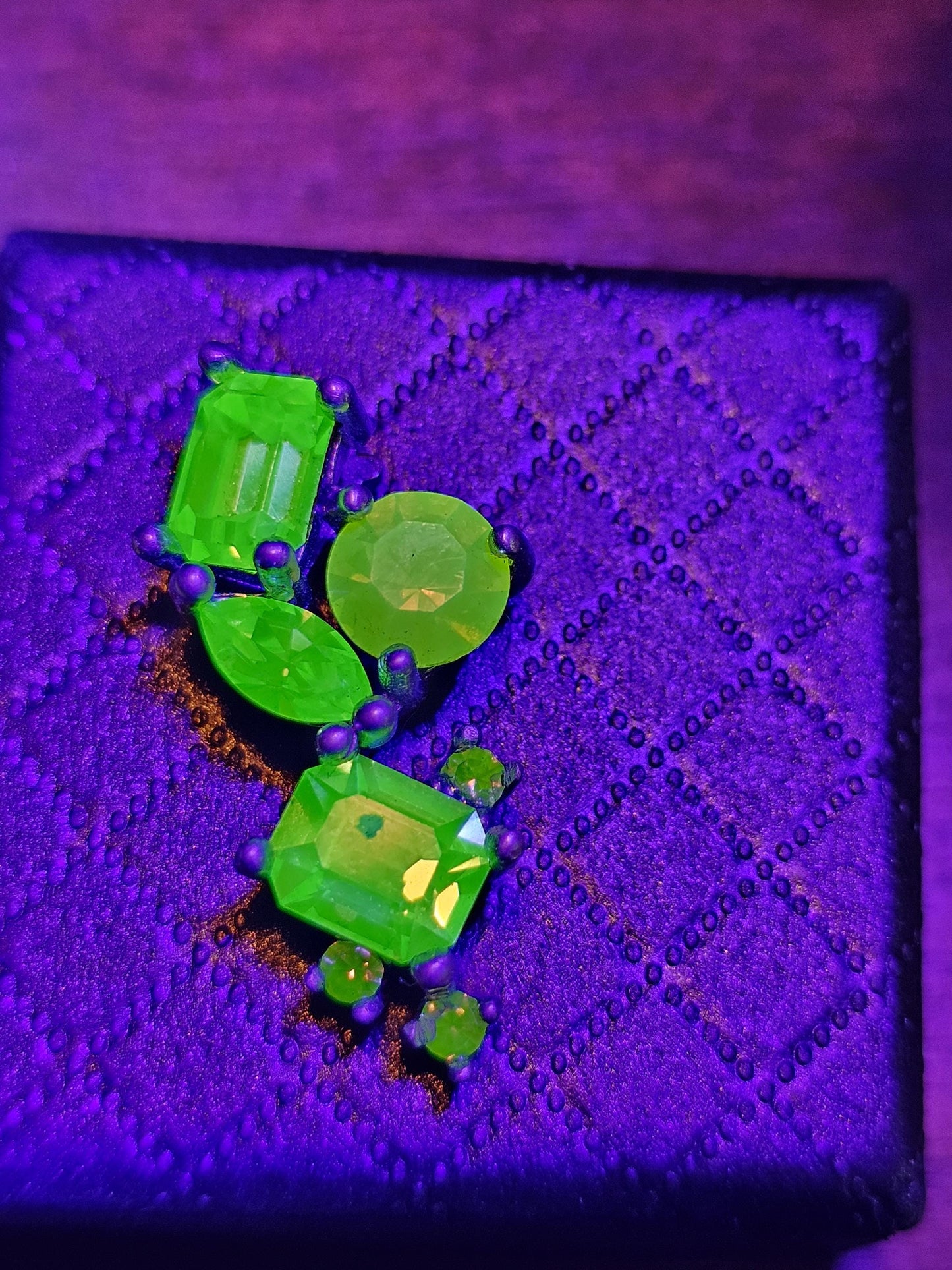 Pendentif en verre d'uranium dans un nouveau design abstrait en argent sterling avec plusieurs pierres de verre d'uranium vintage qui brillent sous la lumière noire / UV