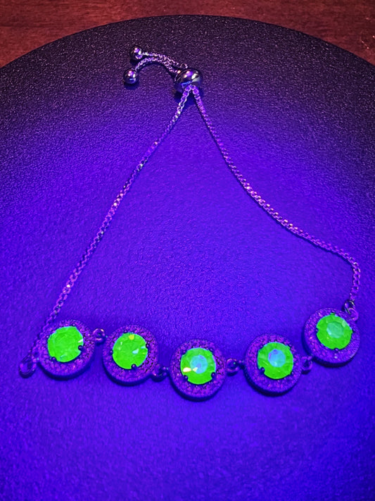 Bracelet en verre d'uranium neuf plaqué argent sterling avec cinq pierres rondes en verre d'uranium vintage de 6 mm qui brillent sous la lumière noire / UV.