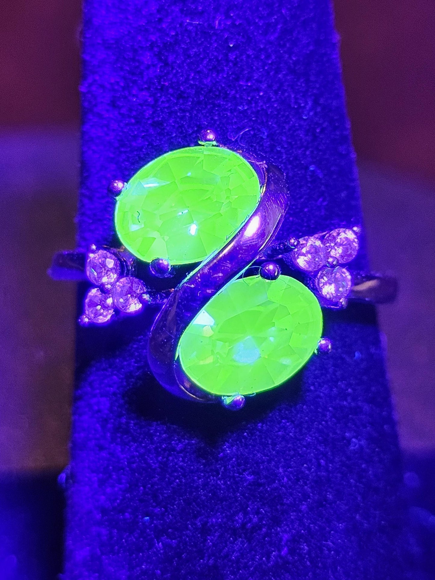 Bague ovale en verre d'uranium taille 6, 7, 8 ou 9 en argent sterling neuf avec 2 pierres de verre d'uranium vintage de 8 x 6 mm qui brillent sous la lumière noire / UV