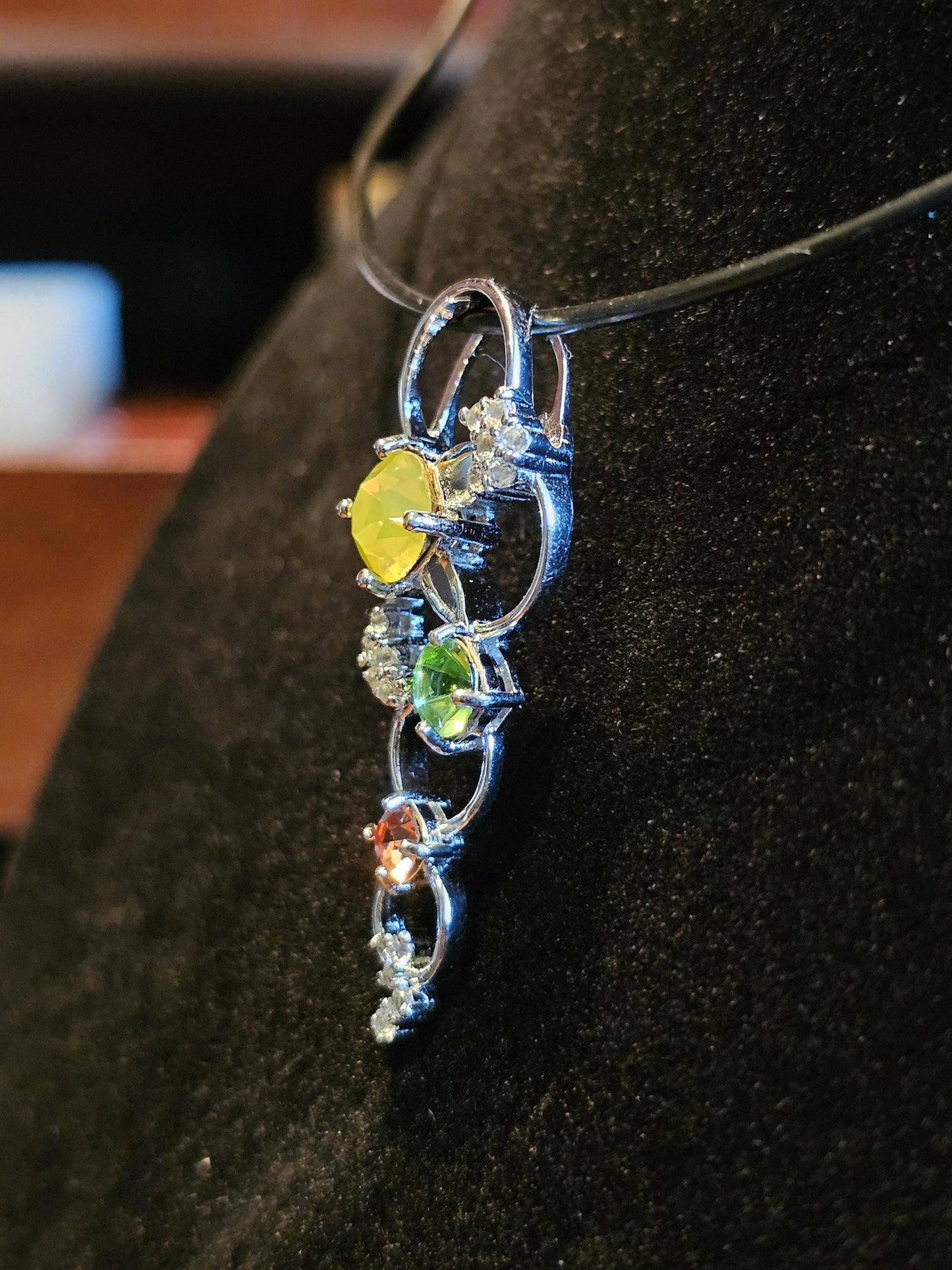 Pendentif en verre d'uranium dans un nouveau design de cercle en argent sterling avec plusieurs pierres de verre d'uranium vintage qui brillent sous la lumière noire / UV