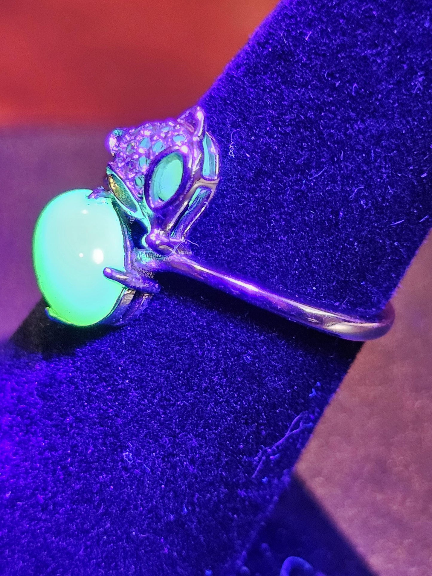 Bague renard en verre d'uranium Taille réglable en argent sterling neuf avec une pierre de verre d'uranium de taille ovale vintage qui brille sous la lumière noire / UV
