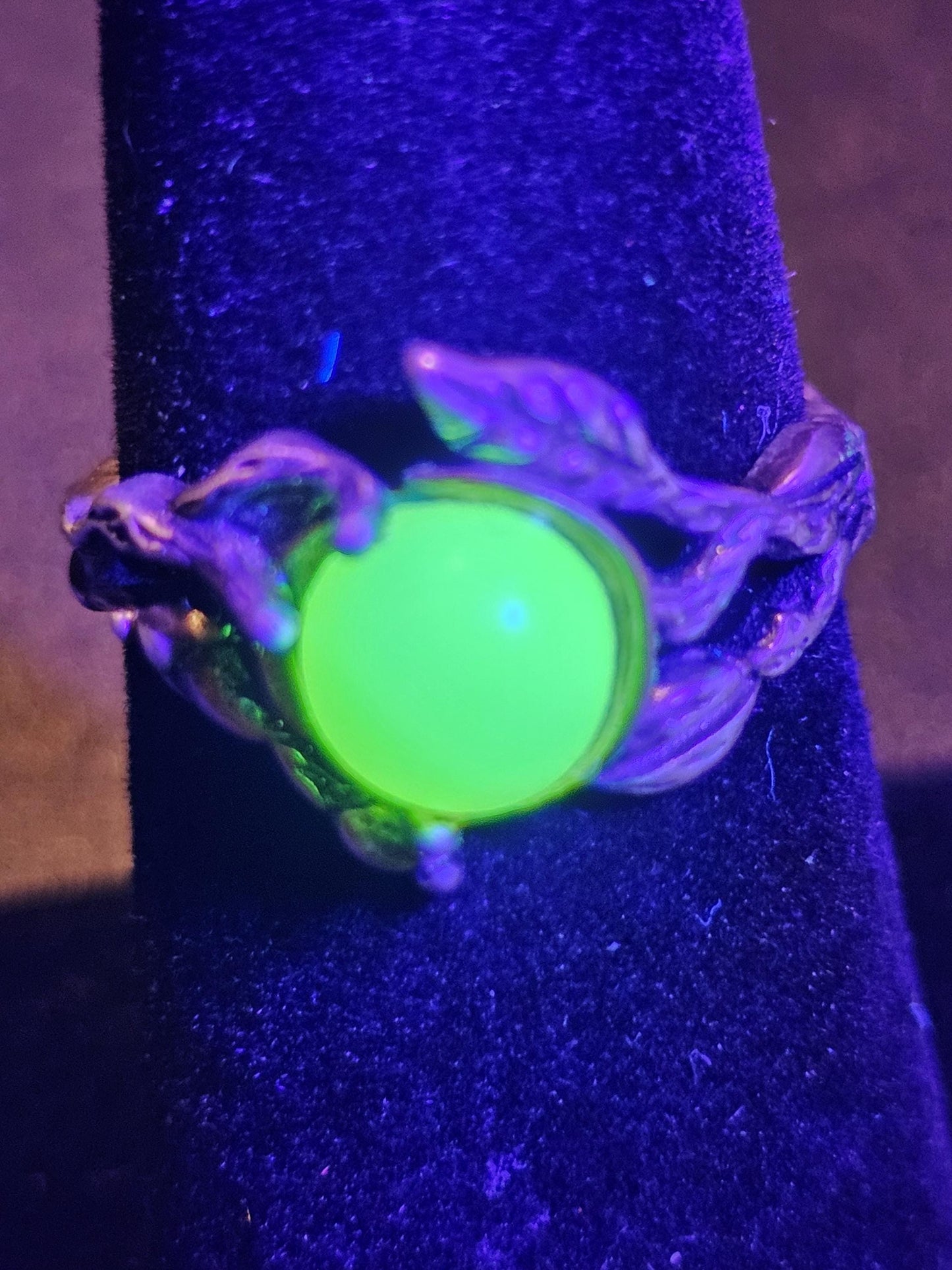 Bague réglable en verre d'uranium en argent sterling avec motif de feuilles et de branches et pierre ronde en verre d'uranium vintage qui brille sous la lumière noire / UV