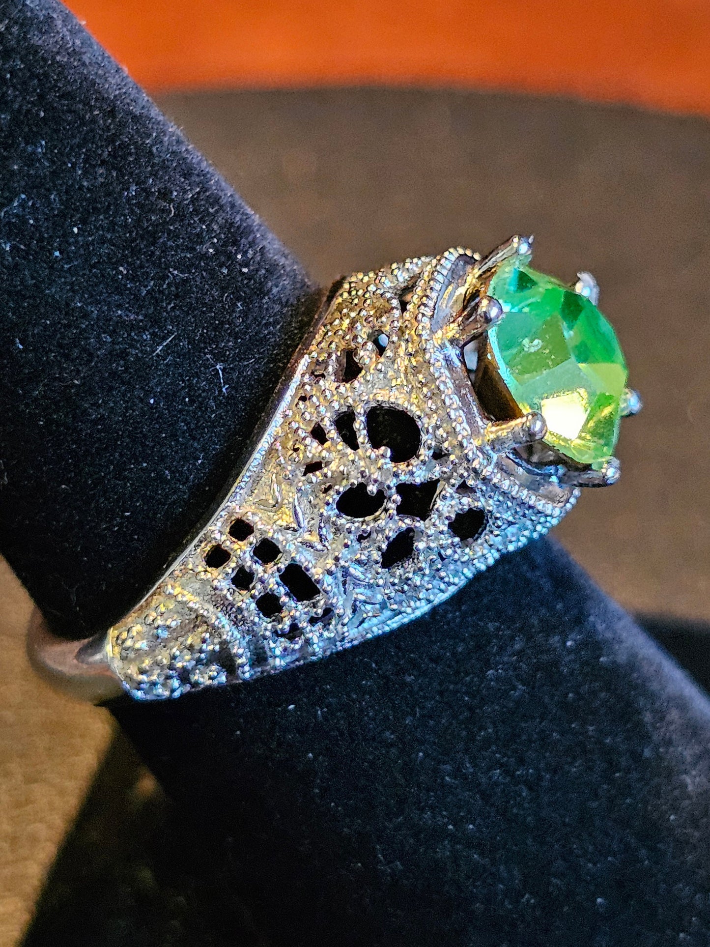 Bague en verre d'uranium taille ronde filigrane taille 7 en argent sterling neuf avec pierre de verre d'uranium de 8 mm qui brille sous la lumière noire / UV