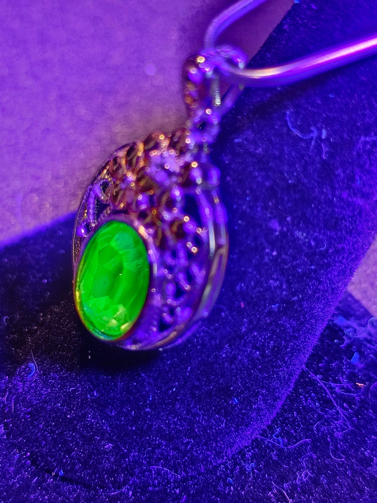 Pendentif en verre d'uranium en argent sterling neuf avec une pierre de verre d'uranium taille ovale vintage de 10 x 8 mm qui brille sous la lumière noire / UV