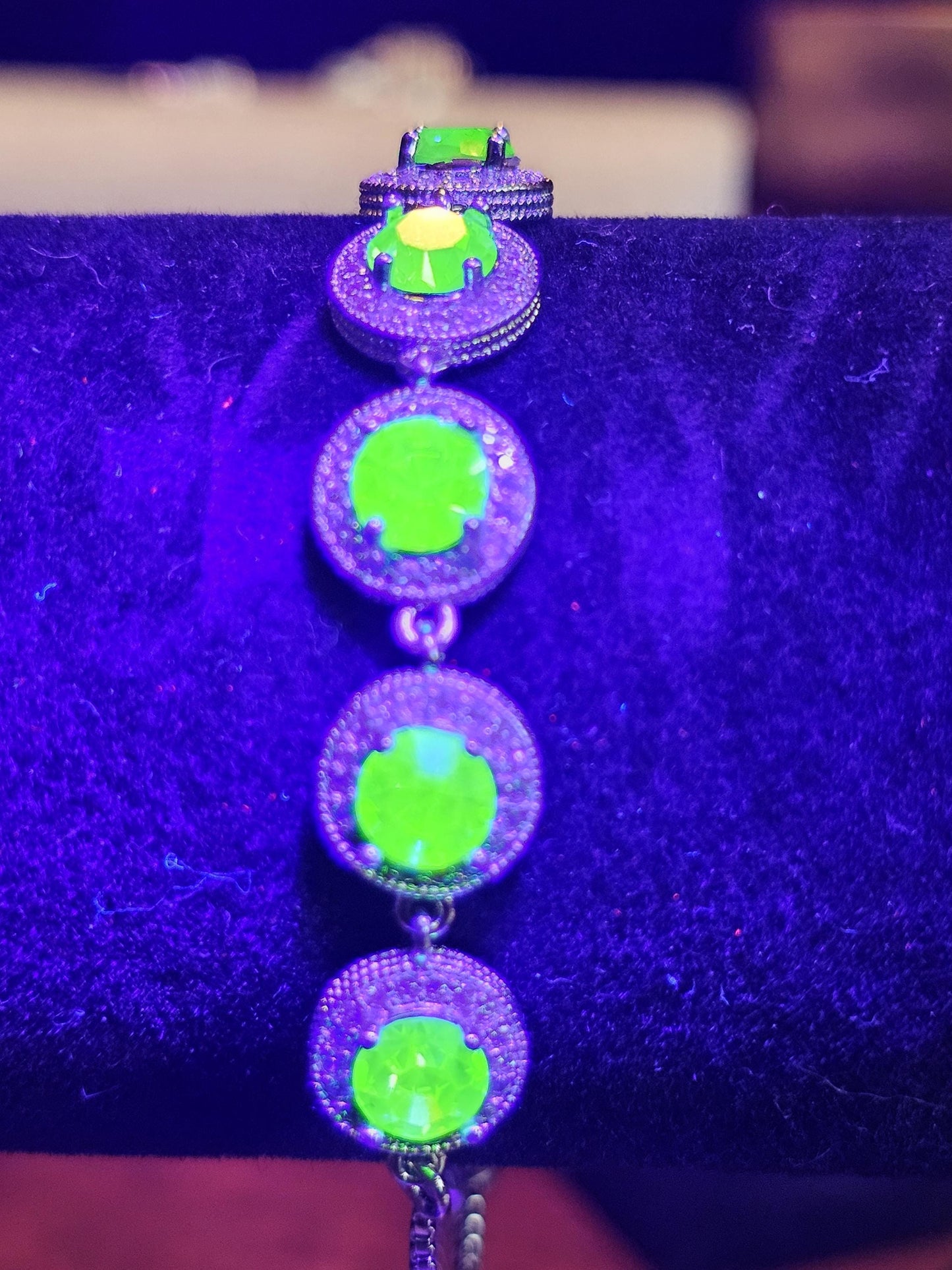 Bracelet en verre d'uranium neuf plaqué argent sterling avec cinq pierres rondes en verre d'uranium vintage de 6 mm qui brillent sous la lumière noire / UV.