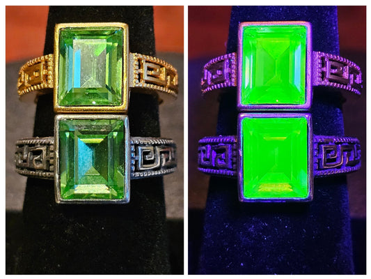 Bague réglable en verre d'uranium avec lunette montée grande pierre rectangulaire vintage en verre d'uranium de 10 x 8 mm qui brille sous la lumière noire / UV