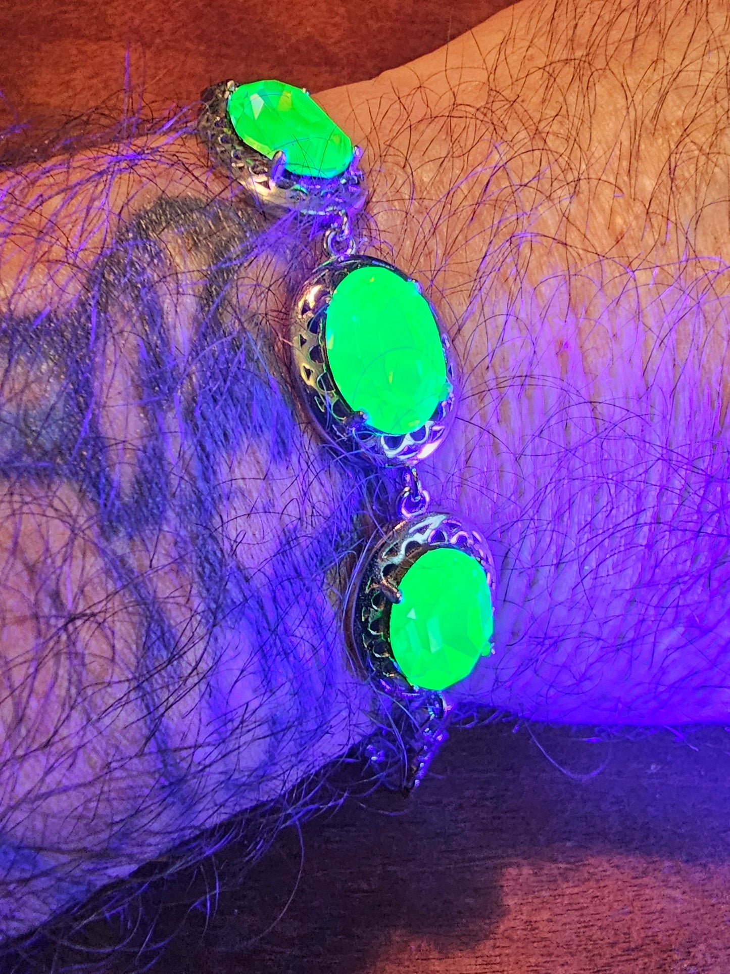 Bracelet en verre d'uranium neuf en argent sterling avec trois pierres ovales en verre d'uranium vintage de 14 x 10 mm qui brillent sous la lumière noire / UV