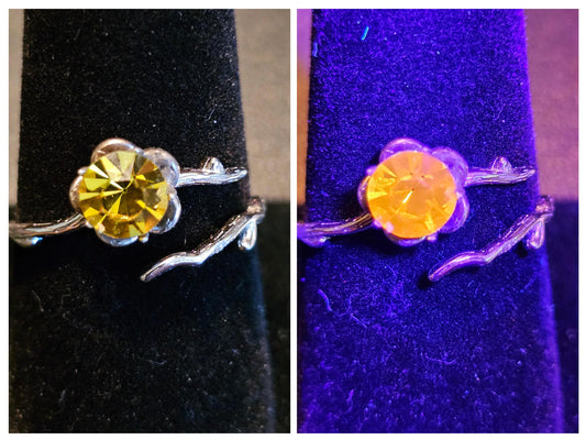 Bague en argent sterling ajustable en verre de cadmium de taille ronde avec pierre de verre de cadmium vintage de 6 mm qui brille sous la lumière noire / UV
