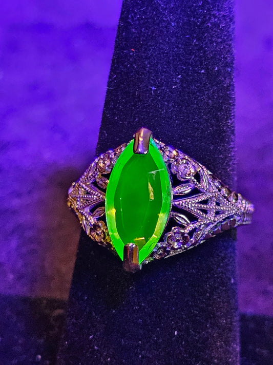 Bague en verre d'uranium taille marquise, taille 7, style Art déco, argent sterling avec une pierre en verre d'uranium vintage qui brille sous la lumière noire / UV
