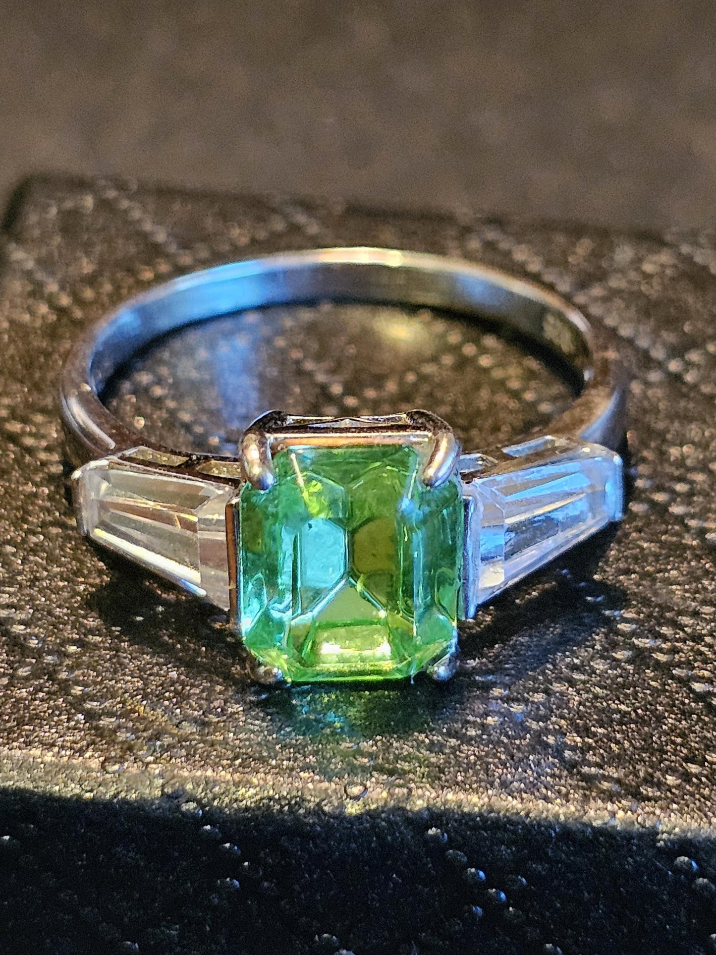 Ring aus Uranglas im Smaragdschliff, Größe 7 und 10,5, neues Sterlingsilber mit Vintage-Uranglassteinen, die unter Schwarzlicht/UV-Licht leuchten.