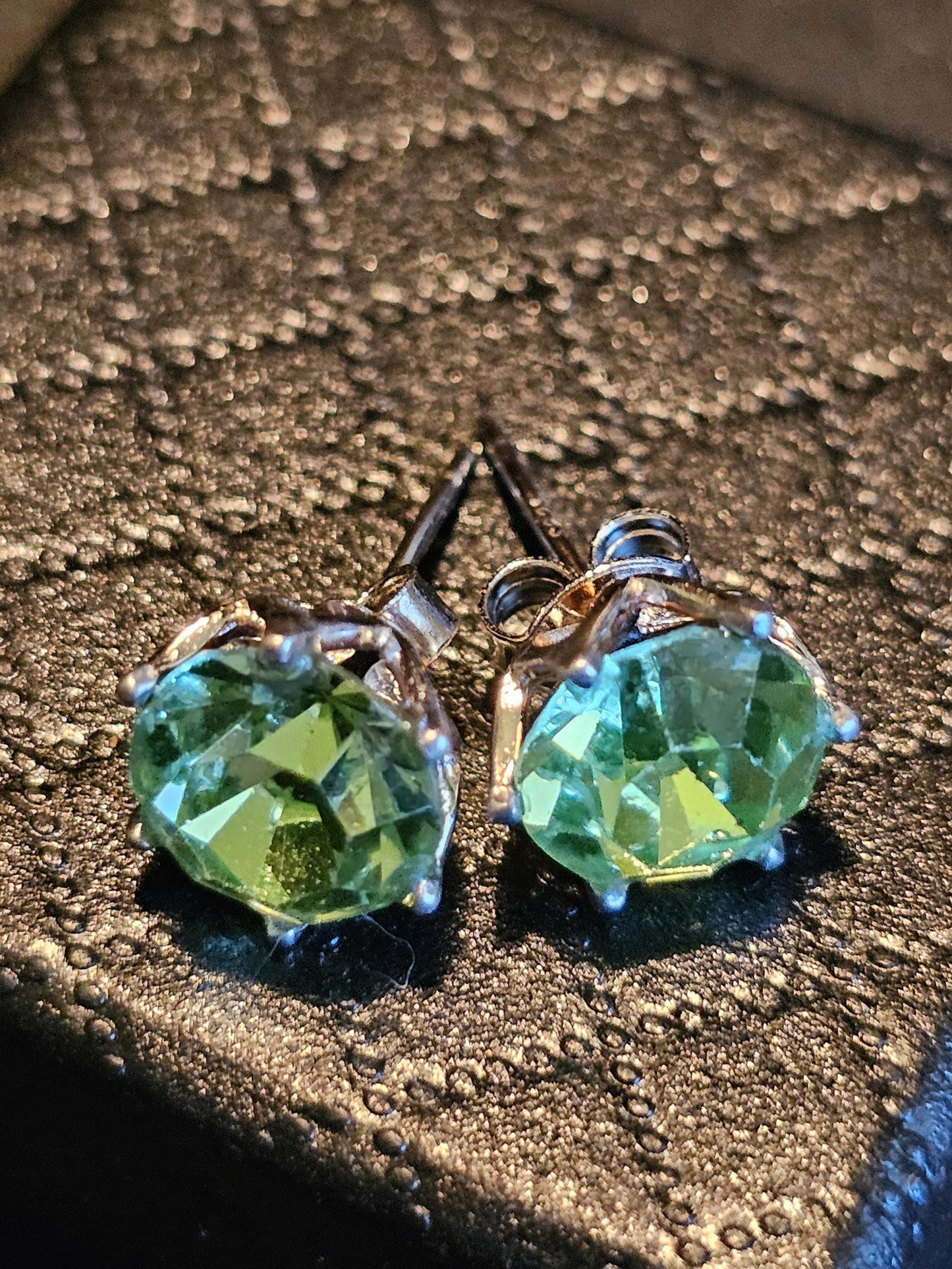 Boucles d'oreilles en verre d'uranium en argent sterling de style Lotus avec pierres en verre d'uranium vintage de 8 mm à taille ronde, qui brillent sous la lumière noire/UV