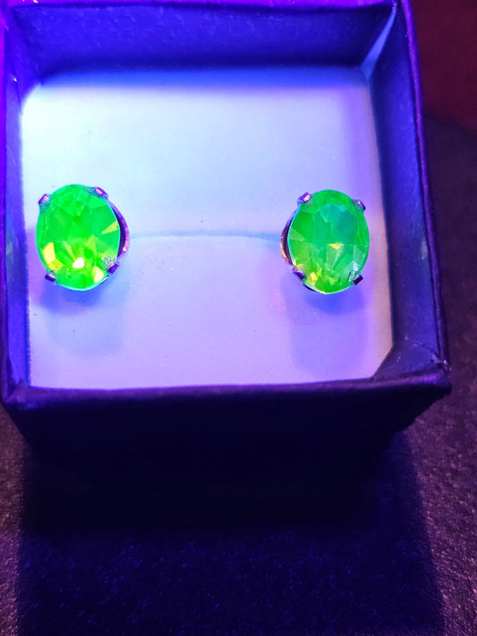 Boucles d'oreilles en verre d'uranium en argent sterling avec pierres en verre d'uranium taille ovale vintage qui brillent sous la lumière noire/UV