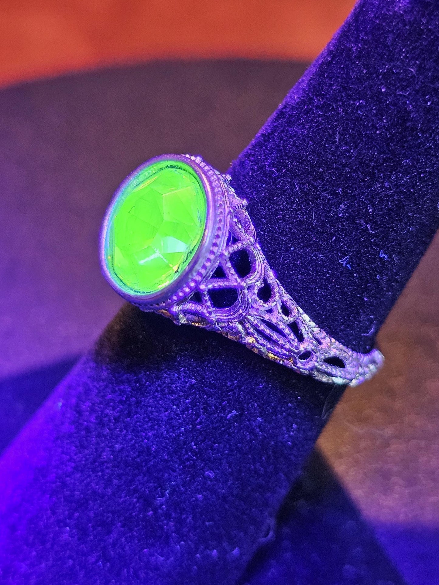 Bague en verre d'uranium taille ronde taille 6,5 style filigrane en argent sterling neuf avec pierre de verre d'uranium de 9 mm qui brille sous la lumière noire / UV